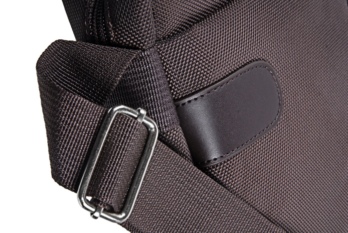 detail Textilní shopper s koženkovými doplňky