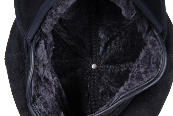 detail kožený dámský baret