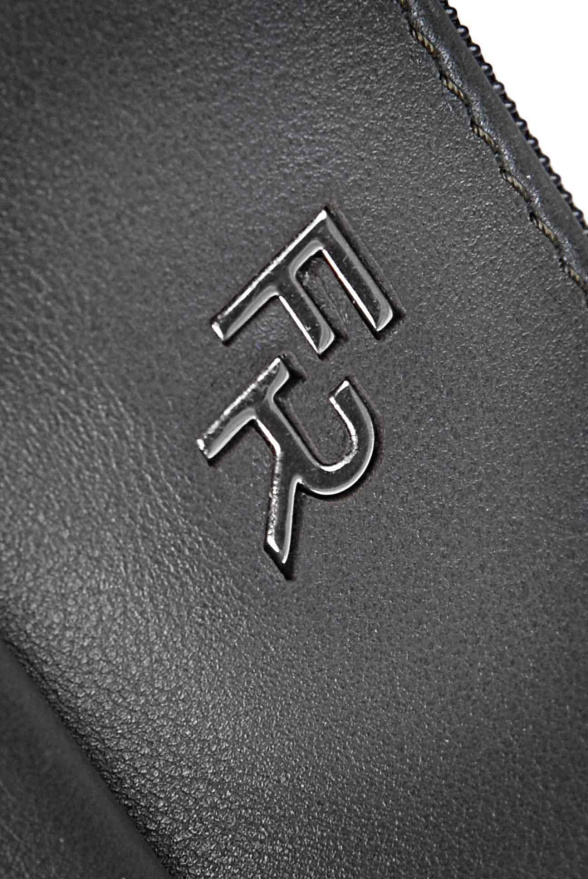 detail Kožená taška přes rameno placatá, textilní popruh