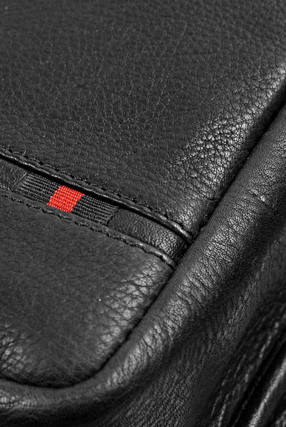 detail Kožený bodybag, textilní popruh